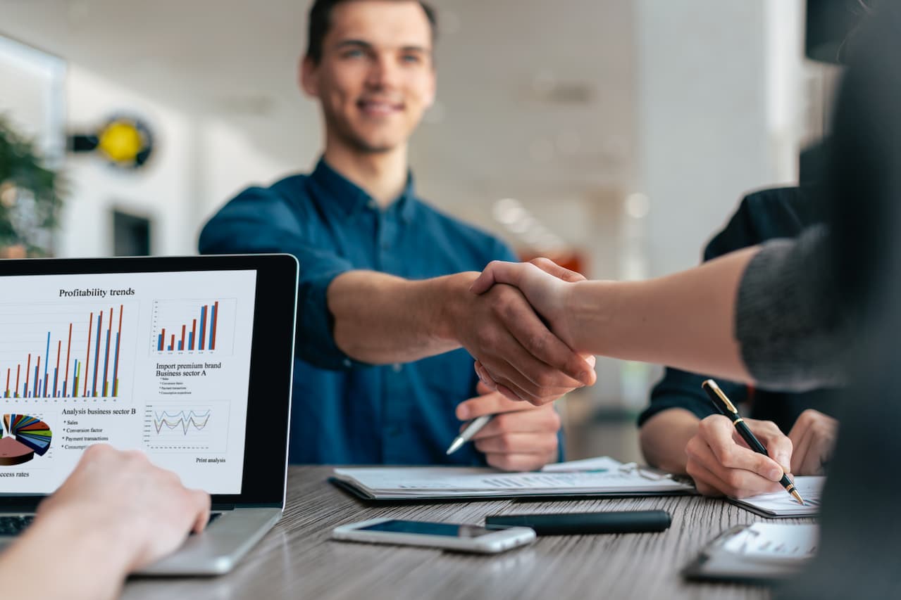 Representação gráfica de um funil simples com 3 etapas – Atrair, Engajar e Vender